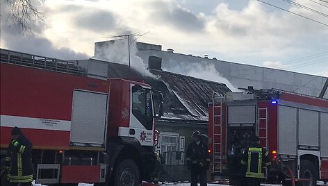 Kauno Raudondvario plente užsidegė medinis namas