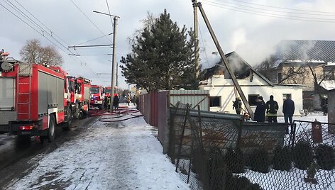 Kauno Raudondvario plente užsidegė medinis namas