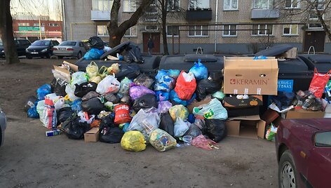 Perpildyti &scaron;iuk&scaron;lių konteineriai Kauno Vilijampolėje