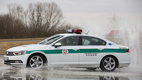Kauno policijos pareigūnai įvertino savo vairavimo įgūdžius sudėtingomis eismo sąlygomis