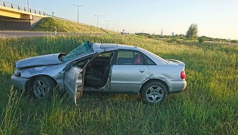 &Scaron;alia Jakų žiedo į laukus nuvažiavusi &bdquo;Audi A4&ldquo;