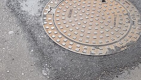 &Scaron;ulinių dangčiai Kauno Vaidoto gatvėje