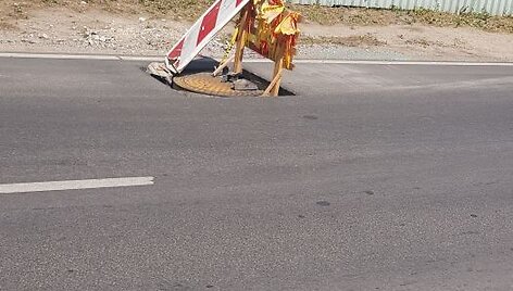 &Scaron;ulinių dangčiai Kauno Vaidoto gatvėje