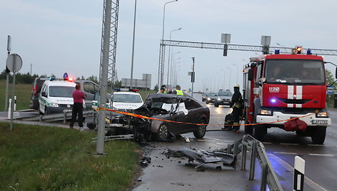 „Audi“ vairuotojas rėžėsi į sunkvežimio galą ir kelio atitvarą