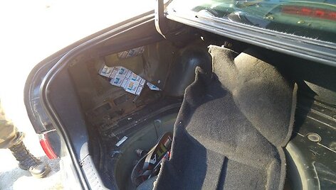 Kontrabandininko i&scaron; Baltarusijos melas paai&scaron;kėjo i&scaron;ardžius jo automobilį