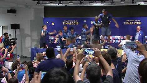 pergale-svenciantys-prancuzijos-futbolininkai-soko-ant-spaudos-konferencijos-stalo