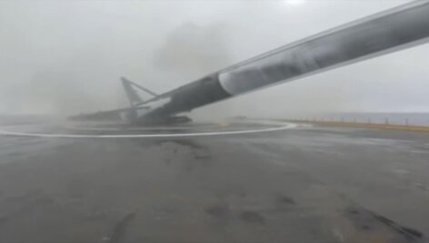 paviesinta-kaip-sprogo-nesekmingai-ant-platformos-besileidusi-raketa
