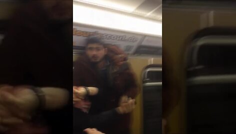 miuncheno-metro-migrantai-puole-moteri-gynusius-pensininkus