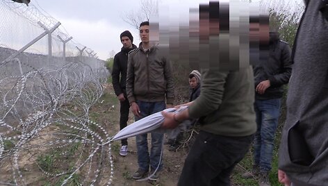 unikalus-kadrai-nelegalus-migrantai-parode-kaip-iveikia-aukstos-tvoros-spyglius-iii