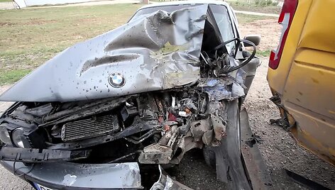 pakauneje-bmw-trenkesi-i-stovincius-automobilius