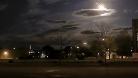 jav-policininkai-nufilmavo-krentanti-meteorita