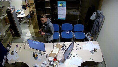 atpazinkite-naujamiescio-biure-vagis-susirinko-mobiliuosius-telefonus-ir-dingo
