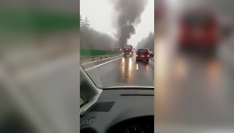 kelyje-vilnius-kaunas-susidure-vilkikai-uzsiliepsnojo