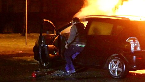 vyras-neissigando-liepsnu-ir-rizikuodamas-gelbejo-svetimus-automobilius