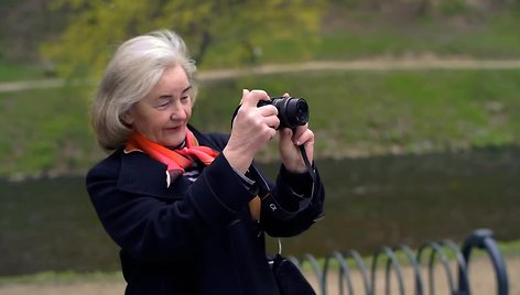 vaikysteje-myleta-fotografija-moteris-vel-prisimine-brandziame-amziuje