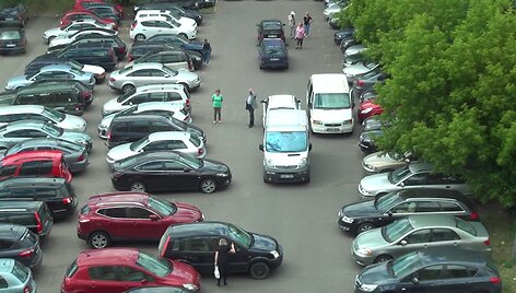 nereta-situacija-stovejimo-aiksteleje-neatsakingai-pastatytas-furgonas-ikalino-mikroautobusa