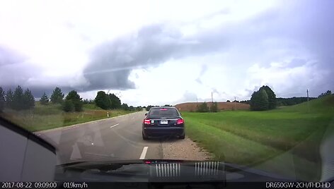 nezymetas-policijos-automobilis-priciupo-vairuotoja-lekusi-195-kmval-greiciu
