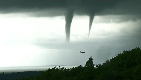 rusijos-mieste-socyje-nufilmuota-kaip-lektuvas-praskrenda-pro-siauciancius-tornadus