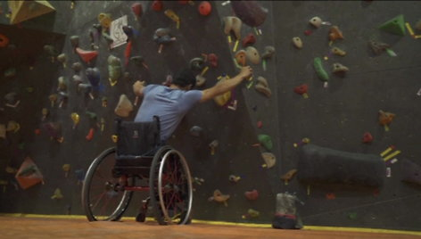 Įkvepianti istorija: neįgaliojo vežimėlis kopti į kalnus netrukdo