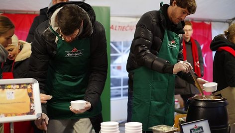 Broliai Lavrinovičiai ir Simas Jasaitis labdaros akcijoje „Maltiečių sriuba“