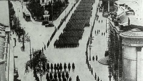 Vokiečių kariuomenė 1939 m. įžengia į Varšuvą