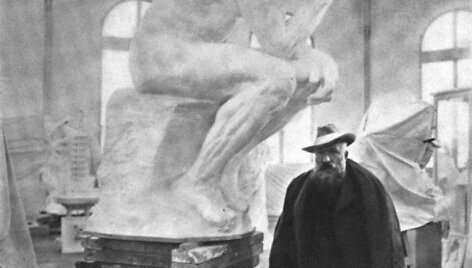Skulptorius Auguste'as Rodinas &scaron;alia žymiausios savo skulptūros &bdquo;Mąstytojas&ldquo;