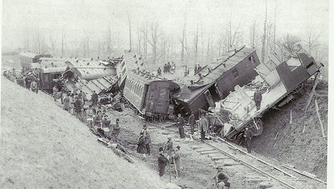 Čiurėjos traukinio katastrofa. Tiesa, kai kurie istorikai abejoja, ar nuotraukoje išties užfiksuota 1917 m. katastrofa: traukinių avarijų šioje stotyje buvo ir anksčiau