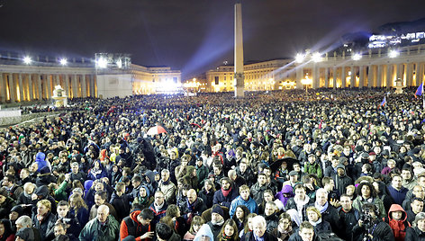2013 m. šv. Petro aikštėje susirinkusi minia laukia naujo popiežiaus