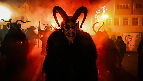 Kalėdų demonu Krampusu persirengęs vyras Austrijoje