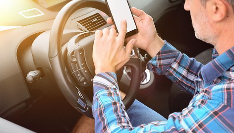 Telefonų zombiai prie vairo: ar sugebame sau pripažinti mirtinai pavojingą priklausomybę?