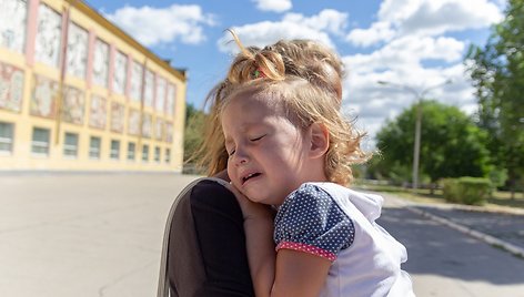 Mama su verkiančia dukra