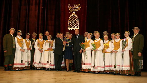 Tautinių &scaron;okių kolektyvas &bdquo;&Scaron;imtažiedis&ldquo;