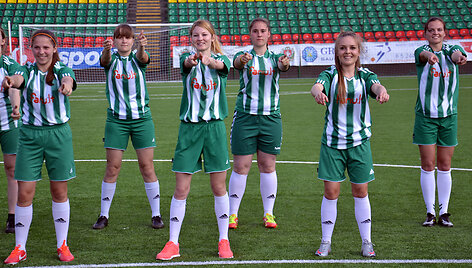 Vaida Grik&scaron;aitė-Česnauskienė su &bdquo;Žalgirio&ldquo; futbolininkėmis