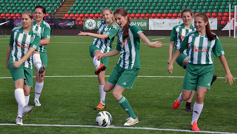 Vaida Grik&scaron;aitė-Česnauskienė su &bdquo;Žalgirio&ldquo; futbolininkėmis