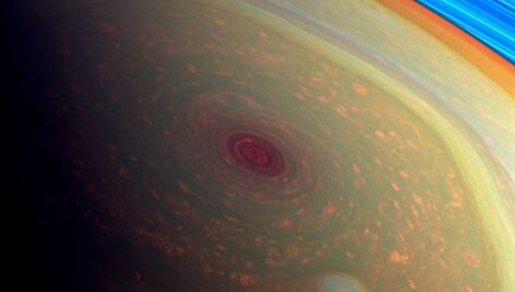 Unikalusis Saturno &scaron;e&scaron;iakampis jau 30 metų niekur nesitraukia nuo &scaron;iaurinio planetos a&scaron;igalio. 
