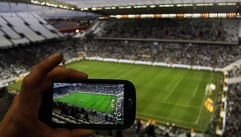 Išmaniuoju telefonu fotografuojamas futbolo stadionas