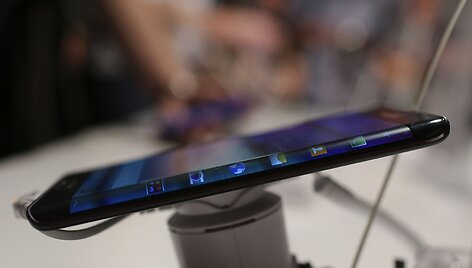 &bdquo;Samsung Galaxy Note Edge&ldquo; &ndash; pirmasis i&scaron;anusis, turntis i&scaron;lenktą ekraną telefono &scaron;one