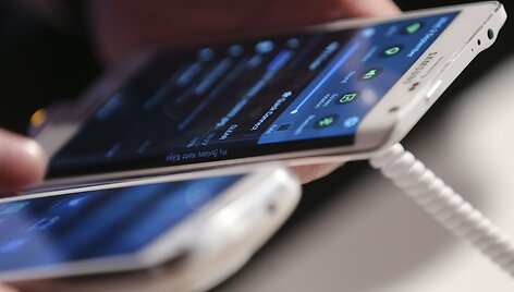 &bdquo;Samsung Galaxy Note Edge&ldquo; &ndash; pirmasis i&scaron;anusis, turntis i&scaron;lenktą ekraną telefono &scaron;one