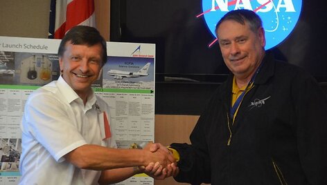 KTU rektorius Petras Bar&scaron;auskas ir NASA Armes tyrimų centro vadovas Simonas P. Wordenas.