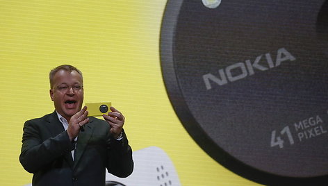 „Nokia“ generalinis direktorius Stephenas Elopas pristato naujausią bendrovės mobilųjį įrenginį