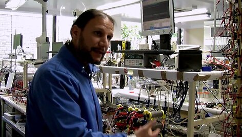 &Scaron;lapimo perdirbimo sistemos inžinierius Ioannis Ieropoulosas pasakoja kaip jo sukurtas įrenginys generuoja elektros energiją