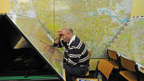 Studentas nagrinėja Londono žemėlapį