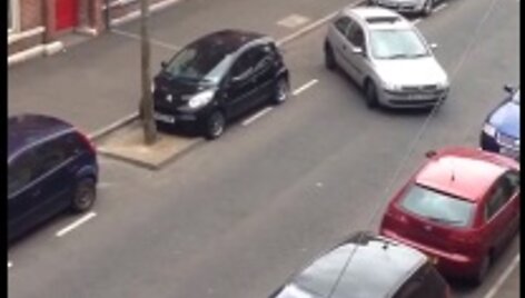 Moteris bando lygiaigrečiai pastatyti automobilį