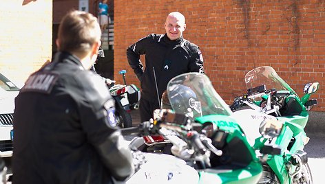 Motociklais patruliuojantys policijos pareigūnai