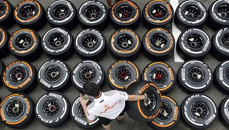 &bdquo;McLaren&ldquo; mechanikas rū&scaron;iuoja padangas prie&scaron; &bdquo;Formulės 1&ldquo; lenktynes Ispanijos Montmelo trasoje 