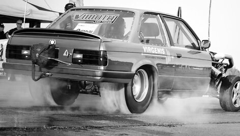 Automobilių traukos lenktynės Kazlų Rūdos aerodrome