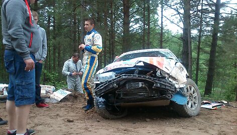 Justo Tama&scaron;ausko ir Luko Vosyliaus &bdquo;Opel Astra&ldquo; po avarijos 
