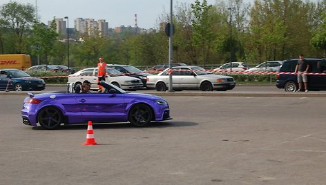 Purpurine chromo plėvele dengtas „Audi TT“ kabrioletas 