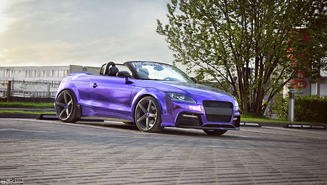 Purpurine chromo plėvele dengtas „Audi TT“ kabrioletas 