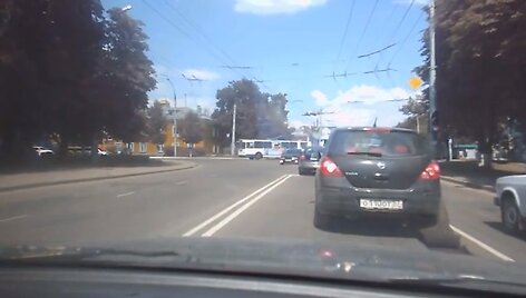 Prie automobilio padangos prilipęs asfalto sluoksnis